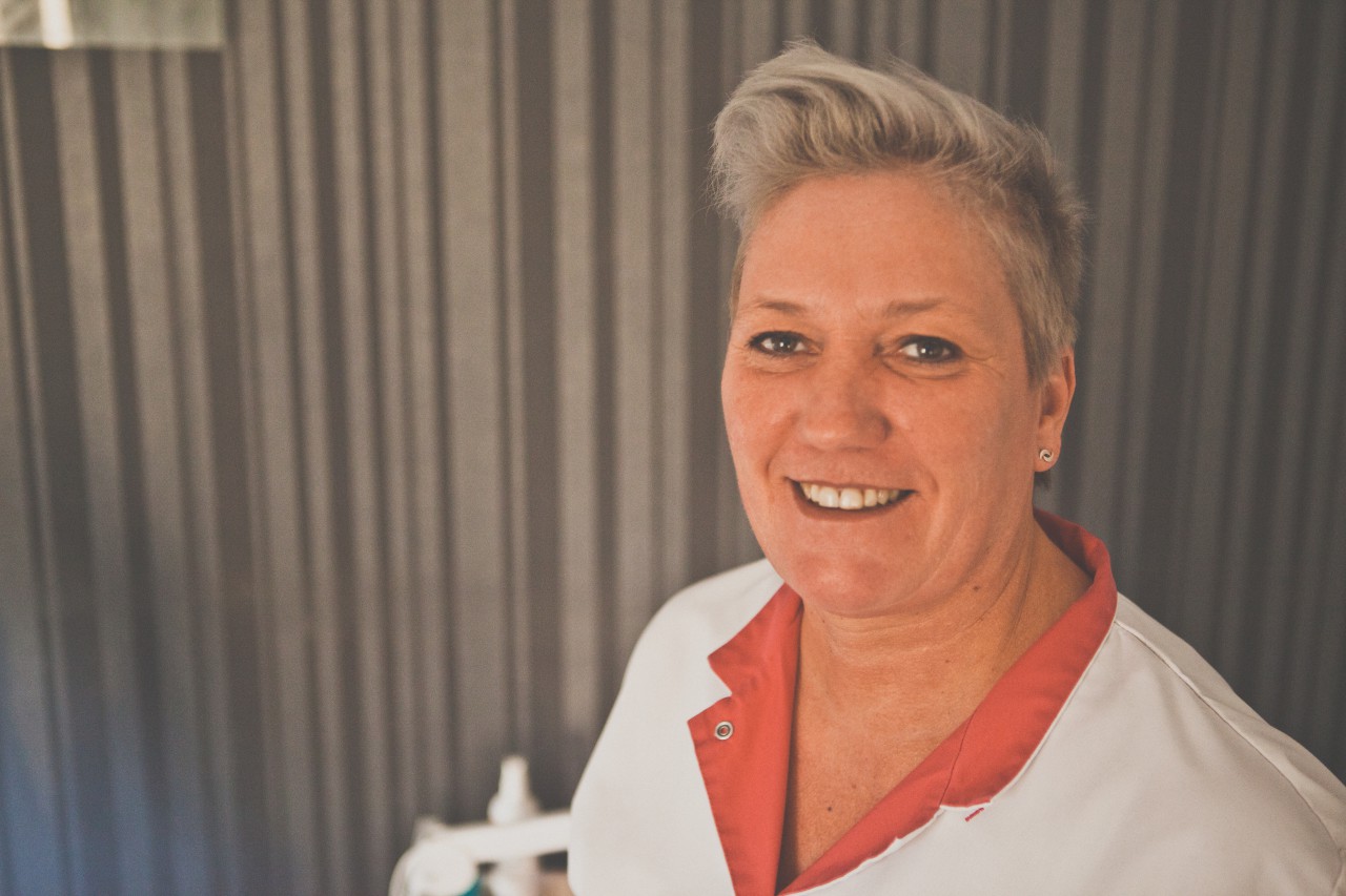 Portret van Manita Massop in haar praktijk